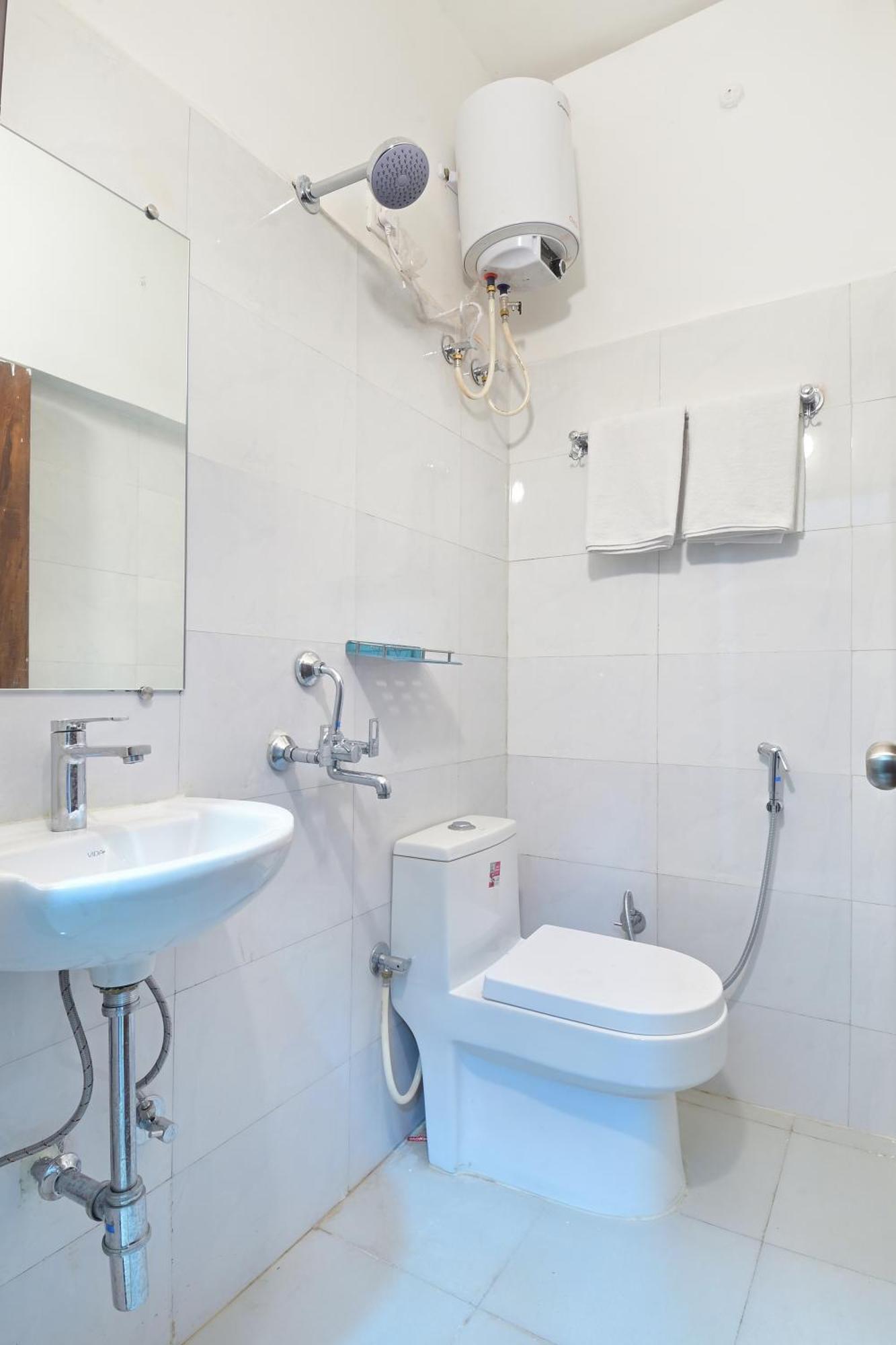Chowdhry Tourist Lodge - New Delhi Railway Station - 2 Minutes Walk 외부 사진