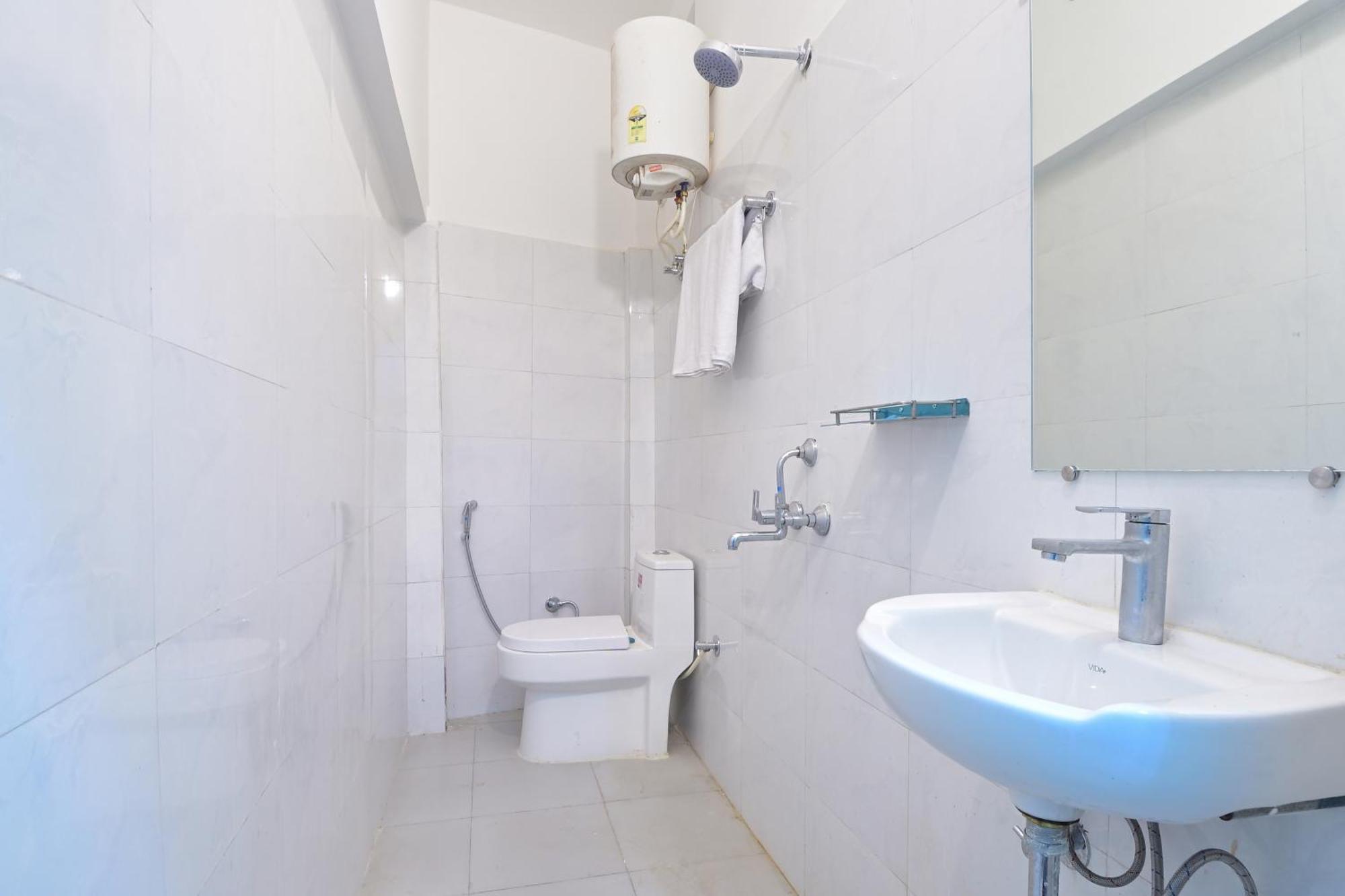 Chowdhry Tourist Lodge - New Delhi Railway Station - 2 Minutes Walk 외부 사진