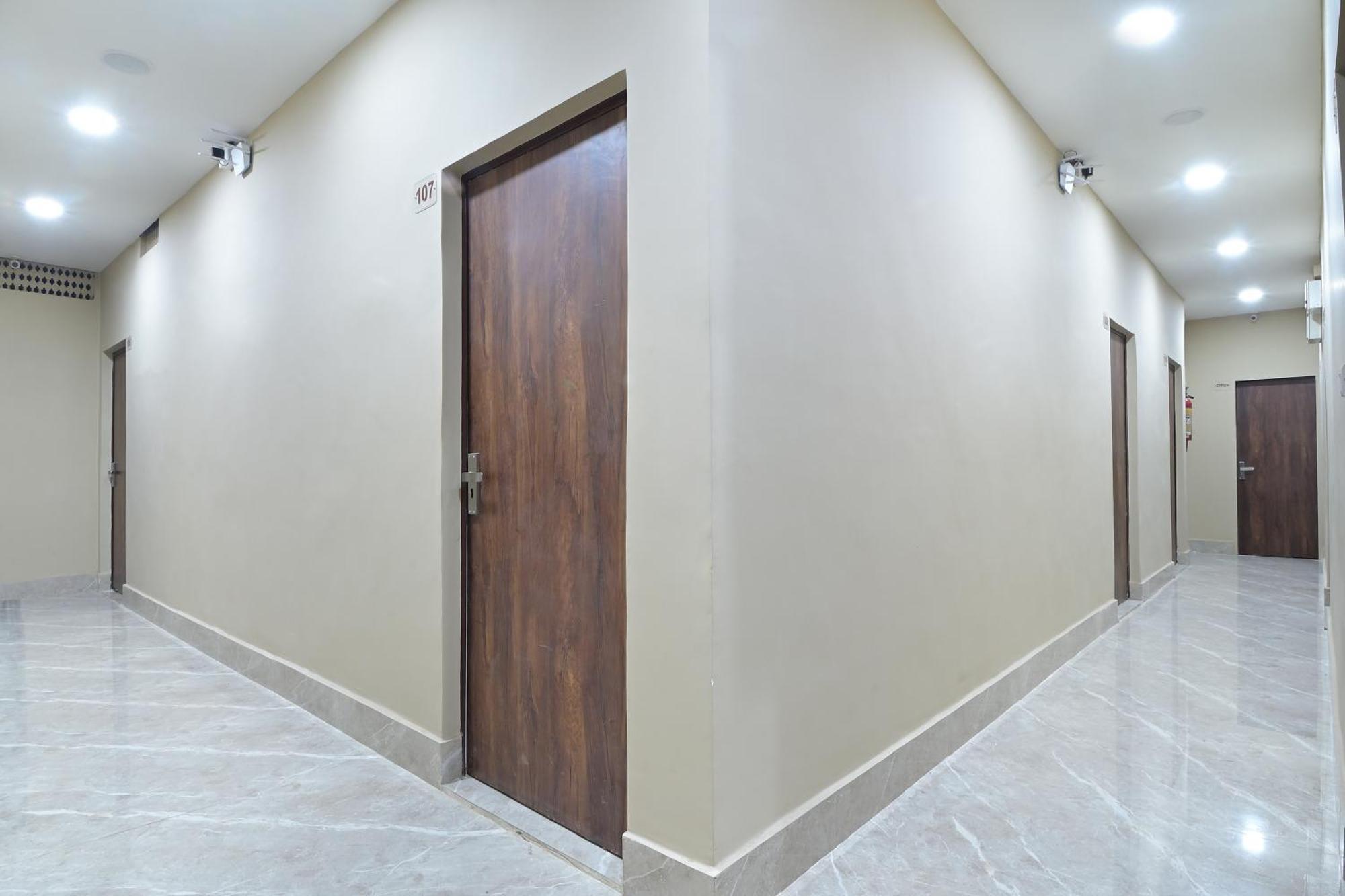 Chowdhry Tourist Lodge - New Delhi Railway Station - 2 Minutes Walk 외부 사진