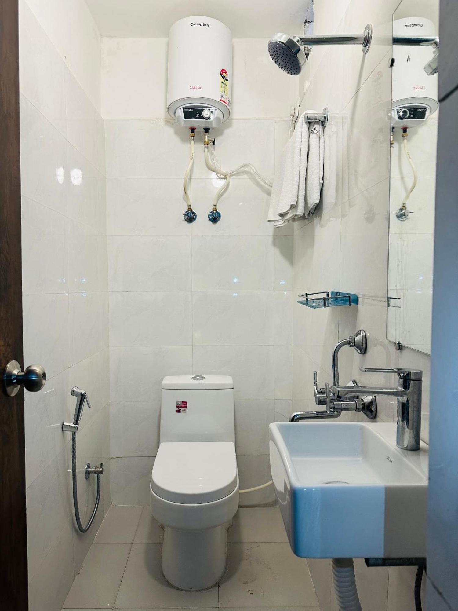 Chowdhry Tourist Lodge - New Delhi Railway Station - 2 Minutes Walk 외부 사진