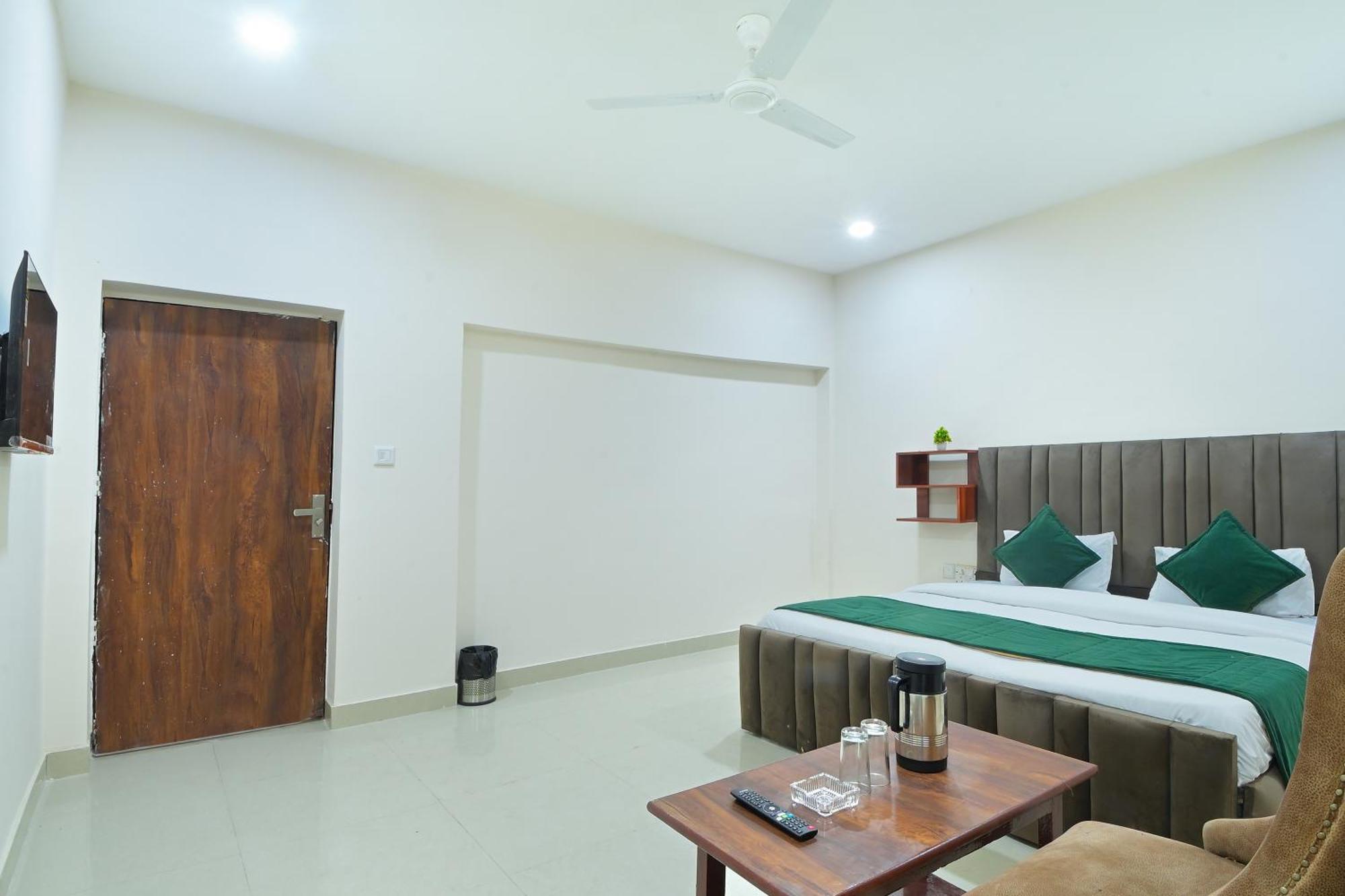 Chowdhry Tourist Lodge - New Delhi Railway Station - 2 Minutes Walk 외부 사진