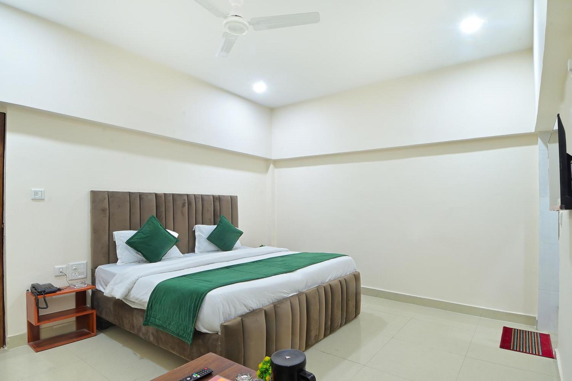 Chowdhry Tourist Lodge - New Delhi Railway Station - 2 Minutes Walk 외부 사진