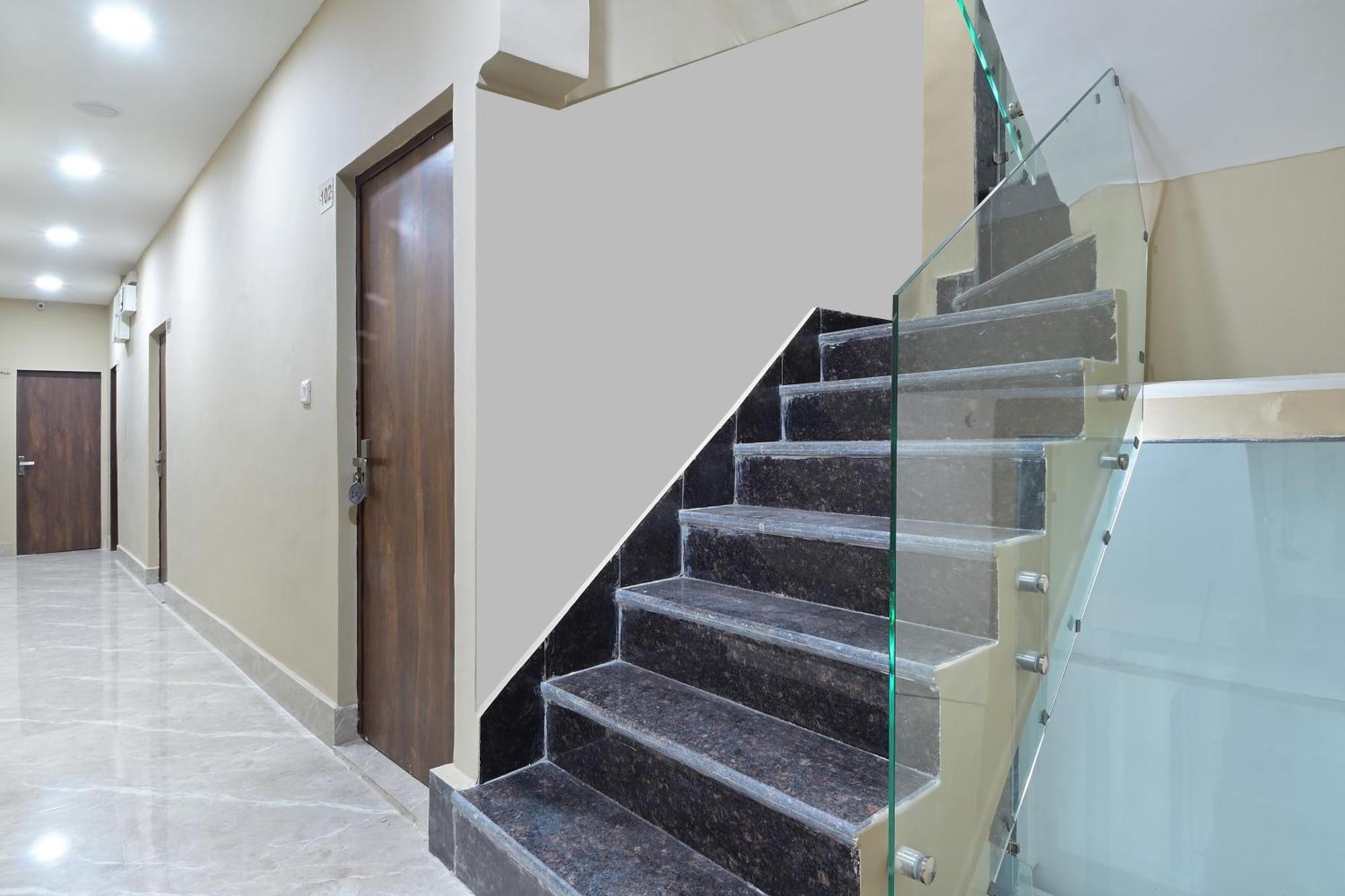 Chowdhry Tourist Lodge - New Delhi Railway Station - 2 Minutes Walk 외부 사진